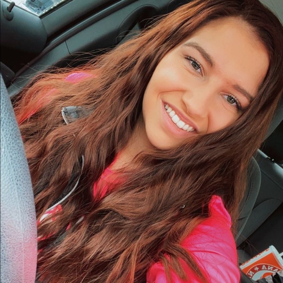 Meet your Posher, Katelyn - Picture 3 of 4